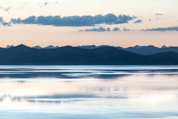 平静的高山湖畔的落日 图库图片