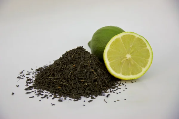 Gevşek rea yaprakları ve limon