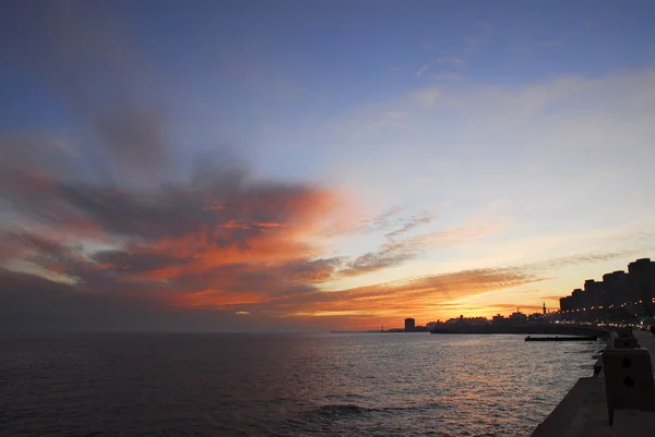 Puesta de sol en La Rambla, en Montevideo, Uruguay —  Fotos de Stock