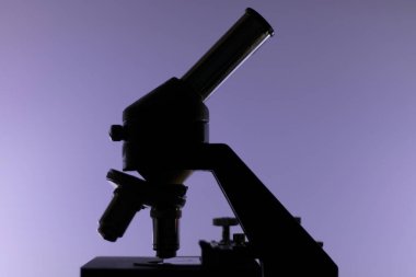 Yan taraftaki laboratuvar biyoilojik mikroskobunun ana hatlarını oluşturan yakın plan görüntü..