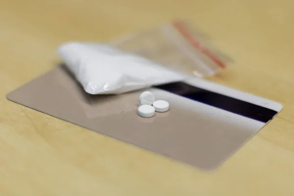 Una Bolsita Plástico Transparente Llena Cocaína Polvo Colocada Junto Píldoras —  Fotos de Stock