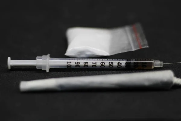 Syringe Full Cocaine Placed Center Marijuana Joint Sachet Full Cocaine — Stock Photo, Image