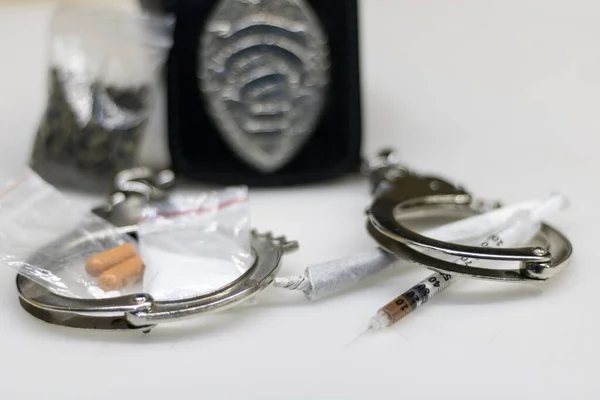 Поліцейські Постачання Наркотиків Складаються Незаконних Наркотиків Порошку Кокаїну Саше Ганджа — стокове фото