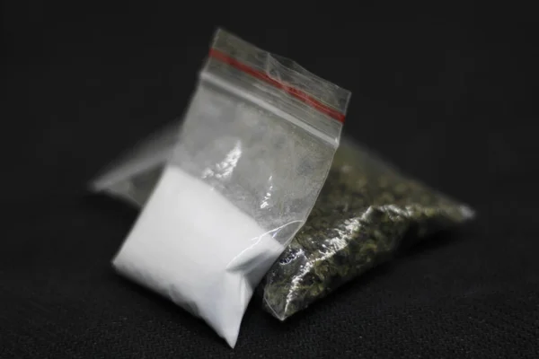 Sobre Lleno Cocaína Polvo Colocado Encima Sobre Lleno Marihuana Ganja Imagen De Stock