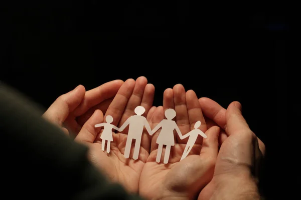 Uma Família Papel Mãos Dadas Formando Uma Corrente Com Conceito — Fotografia de Stock