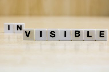    Daha önce görünmez olan bir şeyi görme kavramını temsil etmek için içinde 