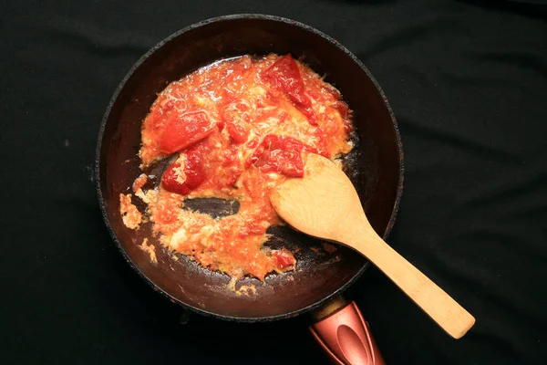 Los Tomates Con Los Huevos Cacerola Con Aceite Hortalizas Frescas —  Fotos de Stock