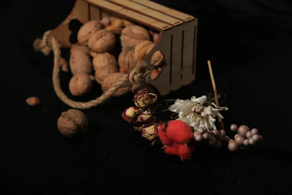 Nozes Café Com Frutas Secas Flores Fundo Preto — Fotografia de Stock