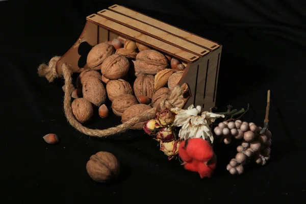 Nozes Café Com Frutas Secas Flores Fundo Preto — Fotografia de Stock