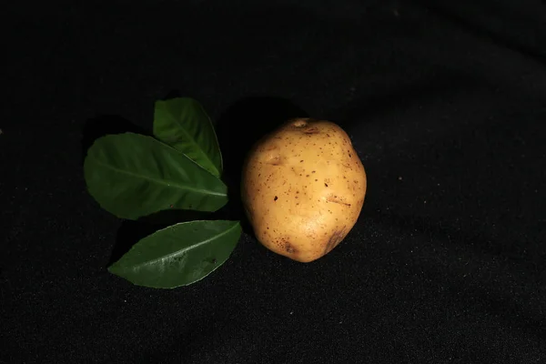 Kartoffeln Auf Schwarzem Hintergrund — Stockfoto
