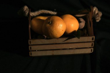 Siyah arka planda taze mandalina.