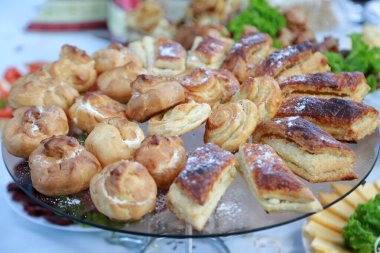 Açık büfe zeytinli salatalık ve domatesli peynirli sandviç.