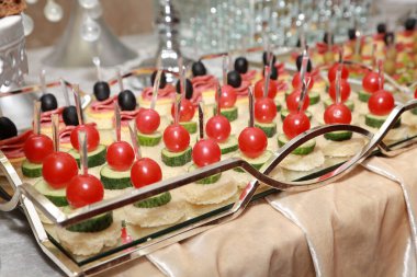 Açık büfe zeytinli salatalık ve domatesli peynirli sandviç.