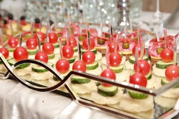 Açık büfe zeytinli salatalık ve domatesli peynirli sandviç.