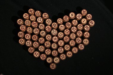 Siyah arkaplan numaraları üzerinde kart olan piyango fıçıları