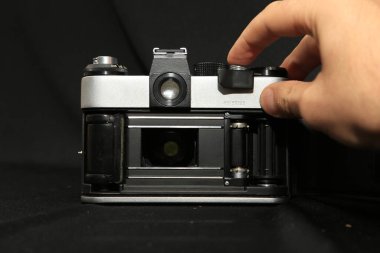 Siyah arka planda eski bir kamera.