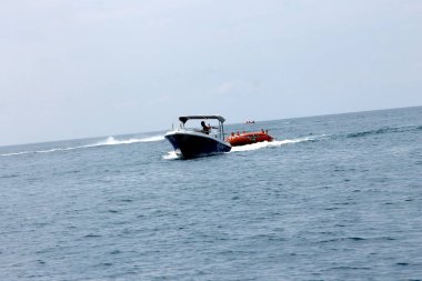 deniz ve eğlence, sahil, yaz taze hava botu, sürat teknesi, scooter yatı, muzlar, katamaranlar paraşüt