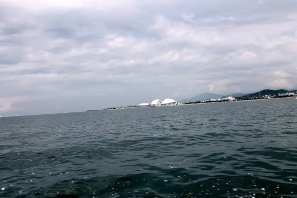 海とレクリエーション ビーチ 夏の新鮮な空気船 スピードボート スクーターヨット バナナ パンカタマランパラシュート — ストック写真