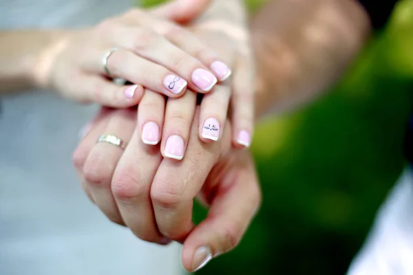 Paren Liefde Lopen Bruiloft Handen Ringen Tederheid Liefde Verhaal — Stockfoto