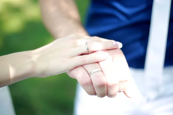 Paren Liefde Lopen Bruiloft Handen Ringen Tederheid Liefde Verhaal — Stockfoto