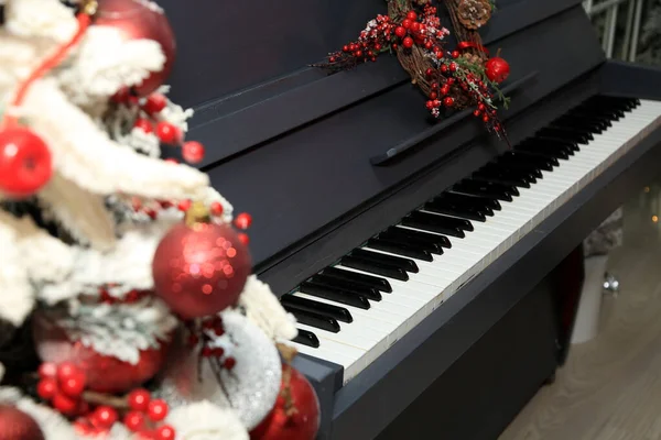 Kerstboom Met Kerstversiering Rechtenvrije Stockafbeeldingen