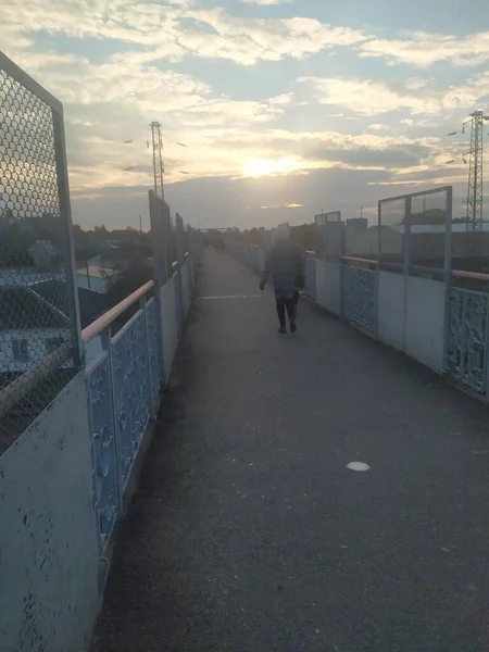 Les Gens Marchant Sur Pont — Photo