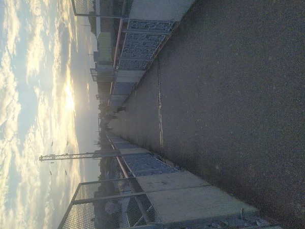 Menschen Die Auf Der Brücke Gehen — Stockfoto