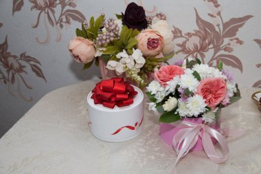 Çiçekler farklı taze lalelerdir güzel bir arka planda gül buketleri ve yılbaşı ağacı için güzel bir koku vardır.