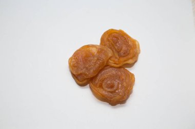 Kurutulmuş meyve ve meyveler farklıdır. Taze taze.