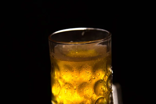 Szklanka Piwa Czarnym Tle Pois Jest Szklance Pianką — Zdjęcie stockowe