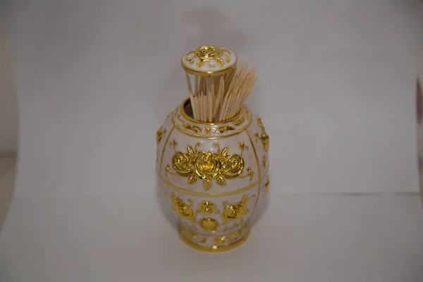 Ovo Para Palitos Brancos Com Faberge Dourado — Fotografia de Stock