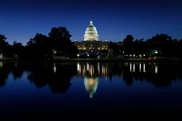 Il Campidoglio degli Stati Uniti a Washington DC all'ora blu — Foto Stock