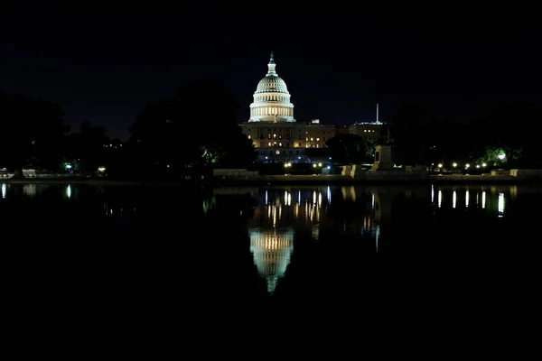 El Capitolio de los Estados Unidos en Washington DC por la noche — Foto de Stock