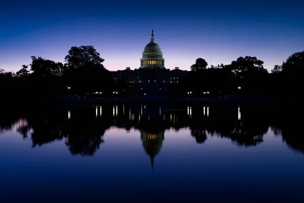 Az Egyesült Államok Capitoliuma Washington DC-ben napkeltekor — Stock Fotó