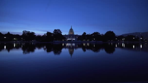 Le Capitole des États-Unis à l'heure bleue Lever du soleil dans le Covid 19 Pandémie de tir large — Video