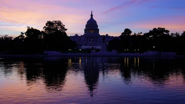 El Capitolio de los Estados Unidos Reflexionando sobre la Piscina a la Hora Azul Amanecer en el Covid 19 Pandemic Medium Shot — Foto de Stock