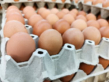 Kağıt tepside taze tavuk yumurtası. yiyecek arka planı.