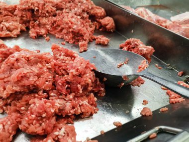 Piyasada taze kıyma var.