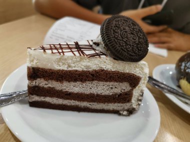 Bir parça çikolata ve vanilyalı pasta..