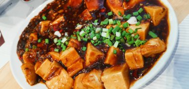 Kızarmış tofuyu Sichuan Chili ve baharatlı Çin yemeğiyle karıştır.