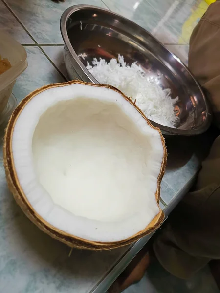 Metà Del Cocco Fresco Con Una Foto Cocco Grattugiato Sullo — Foto Stock