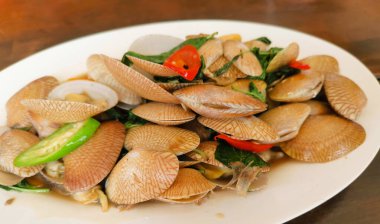 Kırmızı biber ve fesleğenle kızartılmış midyeler. Tayland yemeği.