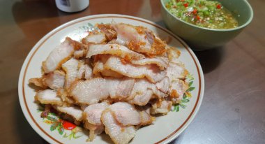 Balık soslu kızarmış domuz eti, arka planda bulanık deniz ürünleri sosu..