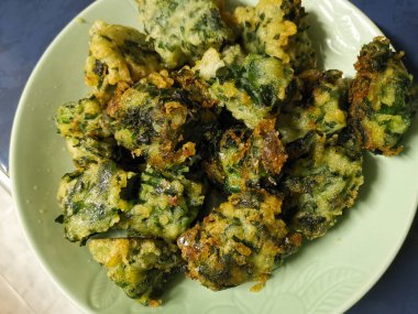 Kızarmış Çin soğanlı böreği. Tayland 'da bir çeşit atıştırmalık..