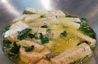 Taro çubukları ve sebze yağında kızartılmış pandan yaprakları. Şeker kaplı taro yapmaya bir adım. Tayland 'da yerel atıştırmalıklar