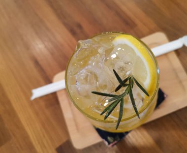 Yuzu portakallı içecek ve buzlu soda..