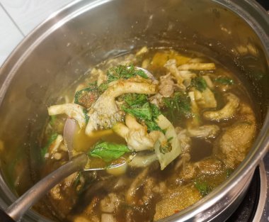 Kaeng Prer, karışık sebze ve mantar çorbası mayalanmış balık soslu metal kap. Tuzlu ve baharatlı. Tayland 'da yerel kuzeydoğu yemekleri