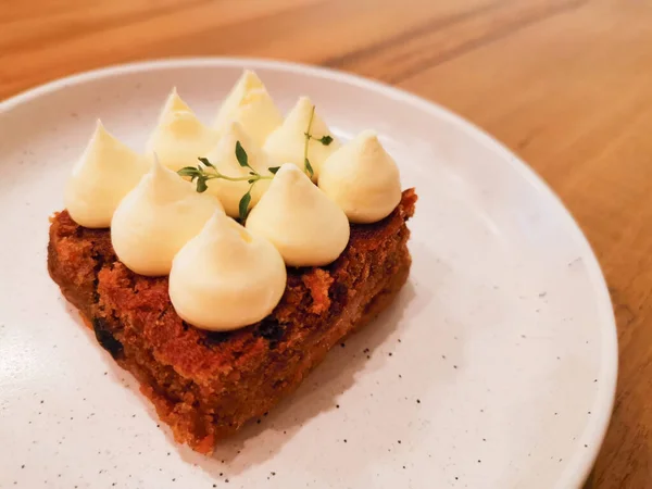 Karottenkuchen Mit Frischkäse Auf Einem Weißen Teller Dessert Einem Café — Stockfoto