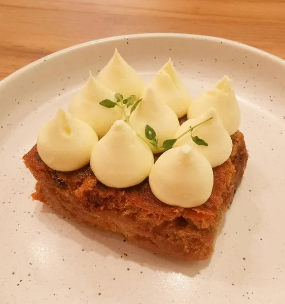 Bolo Cenoura Com Queijo Creme Prato Branco Sobremesa Uma Cafeteria — Fotografia de Stock