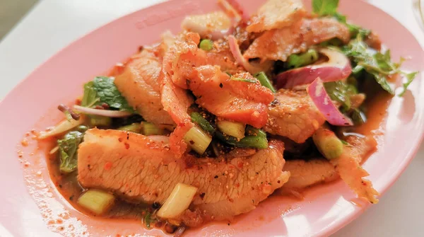 Dun Gesneden Gegrild Varkensvlees Kruidige Thaise Salade Met Geroosterd Chili — Stockfoto